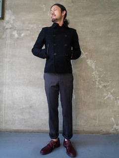 黒のPコート×スラックス×素足