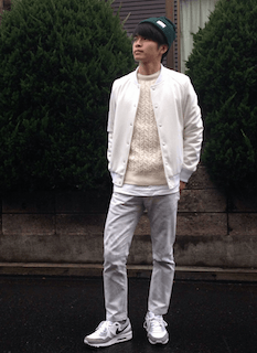 ニット セーター 白 のメンズの秋コーデ 人気の白のニット セーターを紹介 Men S Code Collection