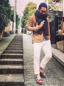 ネイビーのマフラー×ベージュのジャケット×白のパンツ