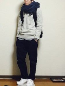 ネイビーのマフラー×グレーのカットソーの黒のパンツ