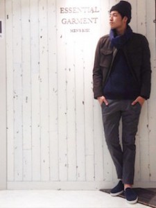 ネイビーのマフラー×茶色のジャケット×グレーのパンツ