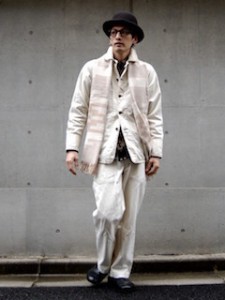 柄物のマフラー×白のジャケットの白のパンツ