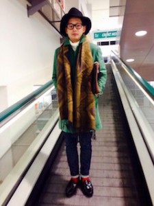 柄物のマフラー×緑のチェスターコート×黒のスキニーパンツ