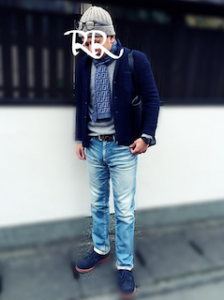 柄物のマフラー×ネイビーのジャケット×デニム