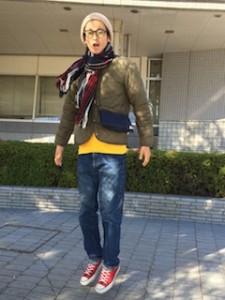 柄物のマフラー×カーキのダウン×デニム