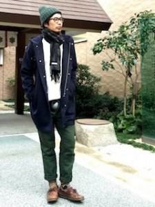 柄物のマフラー×ネイビーのコート×緑のパンツ
