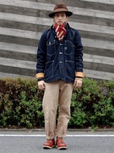 柄物のマフラー×デニムジャケット×ベージュのパンツ