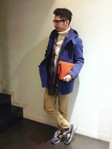 柄物のマフラー×ダッフルコート×白のニット×ベージュのパンツ