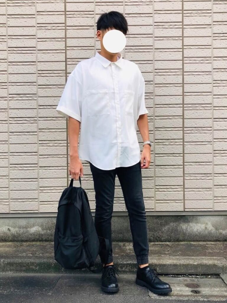 デニムジョガーパンツ×半袖白シャツ×ドレスシューズ