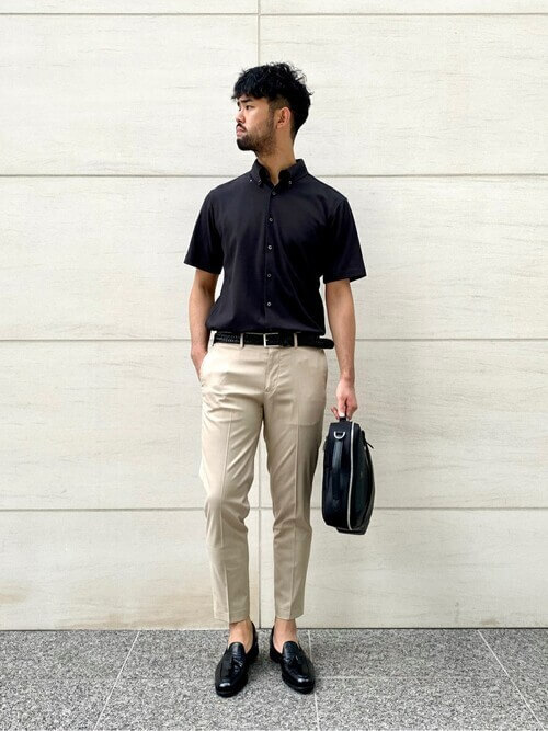 黒のポロシャツ×ベージュのクロップドパンツの夏の通勤コーデ
