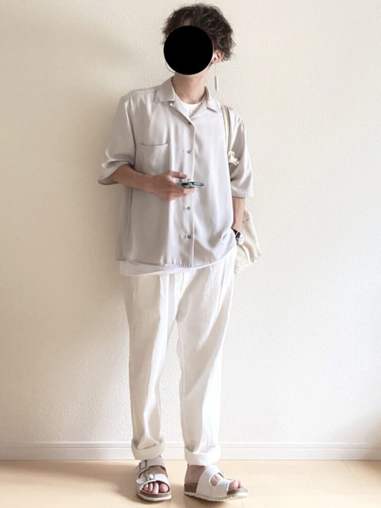 白のサンダル×ライトグレーのオープンカラーシャツ×白T×白パン