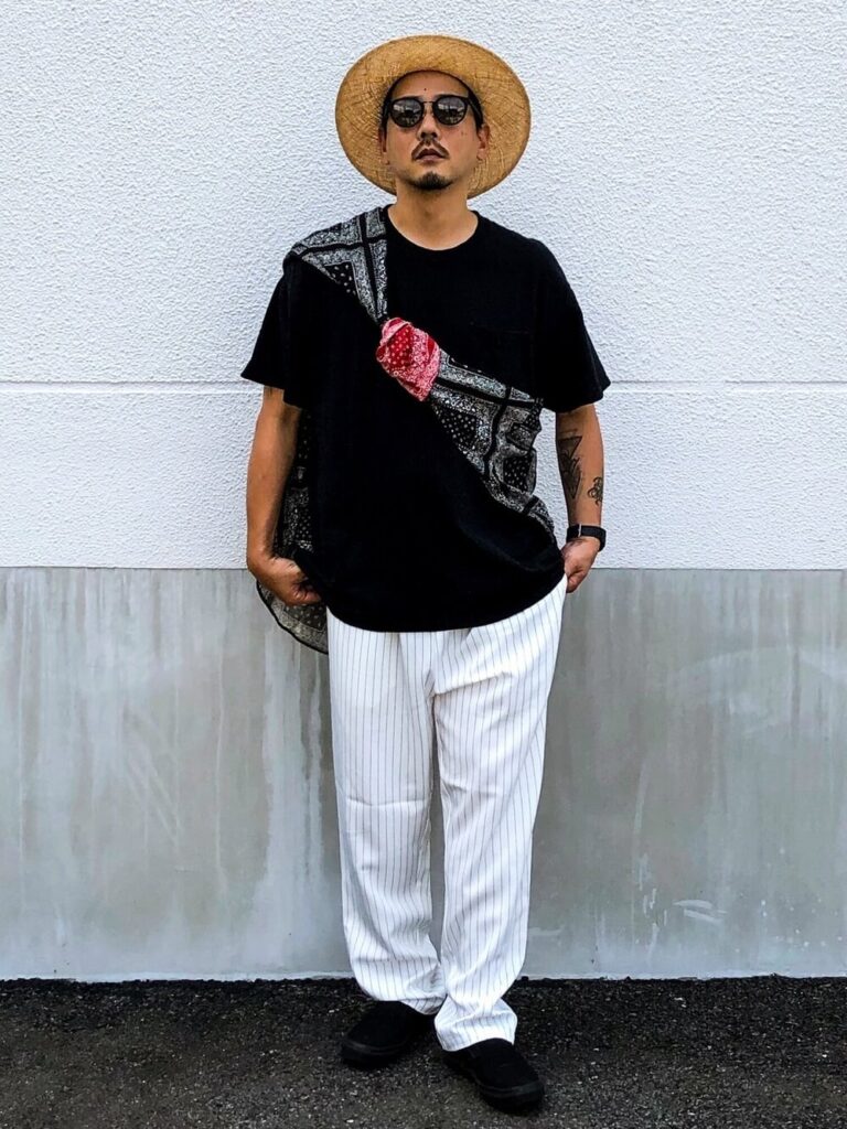 麦わら帽子×黒T×ストライプ柄シェフパンツ×スリッポン×たすき掛けシャツ