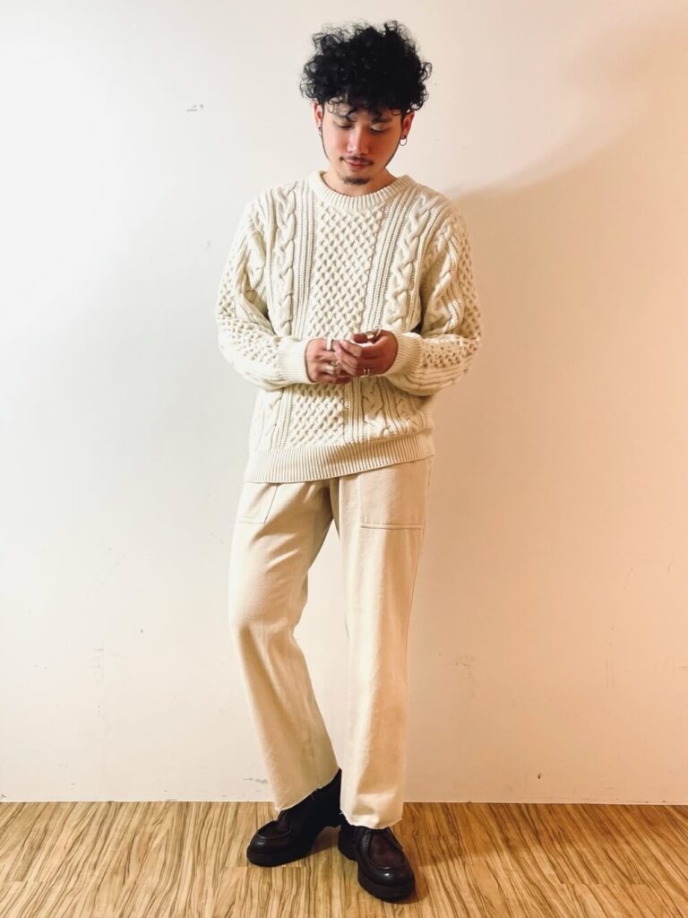 白のベイカーパンツ×革靴×ケーブルニット・セーターのメンズの秋コーデ
