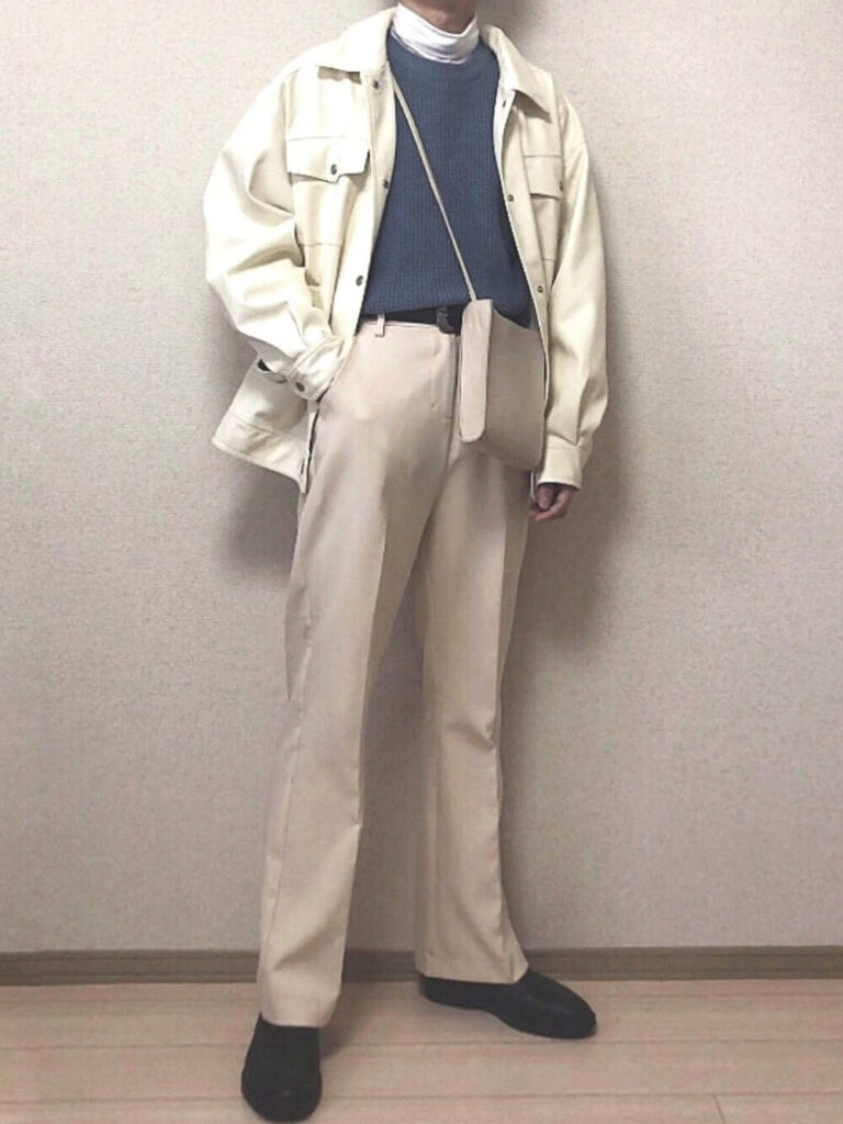 白のレザージャケット×白のスラックス×ショートブーツ×青ニット・セーターの秋コーデ