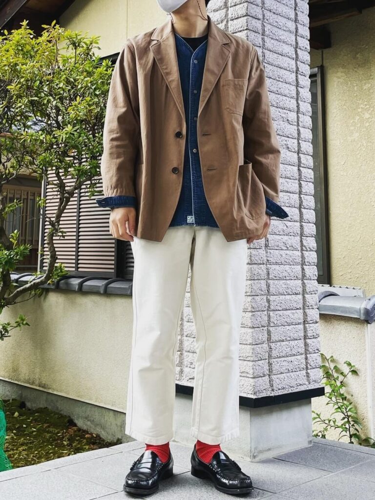 ノーカラーデニムシャツ×白のチノパン×カラーソックス×革靴×ベージュのテーラードジャケットの秋コーデ