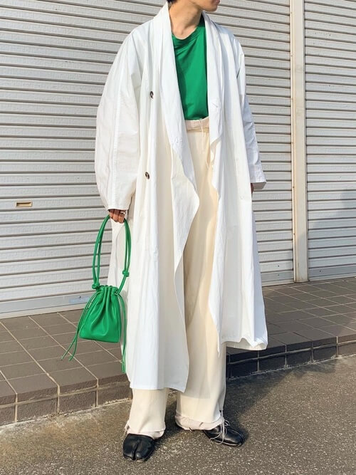 白スプリングコート×グリーンTシャツ×白ワイドパンツ