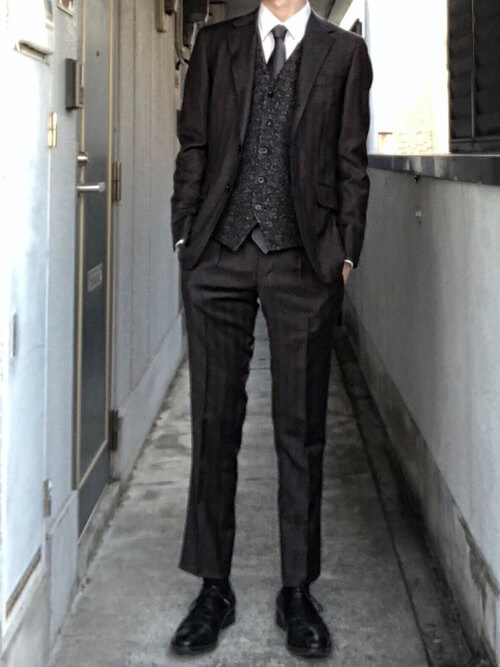黒のスーツ×グレーのベスト×白のシャツ×シルバーのネクタイ