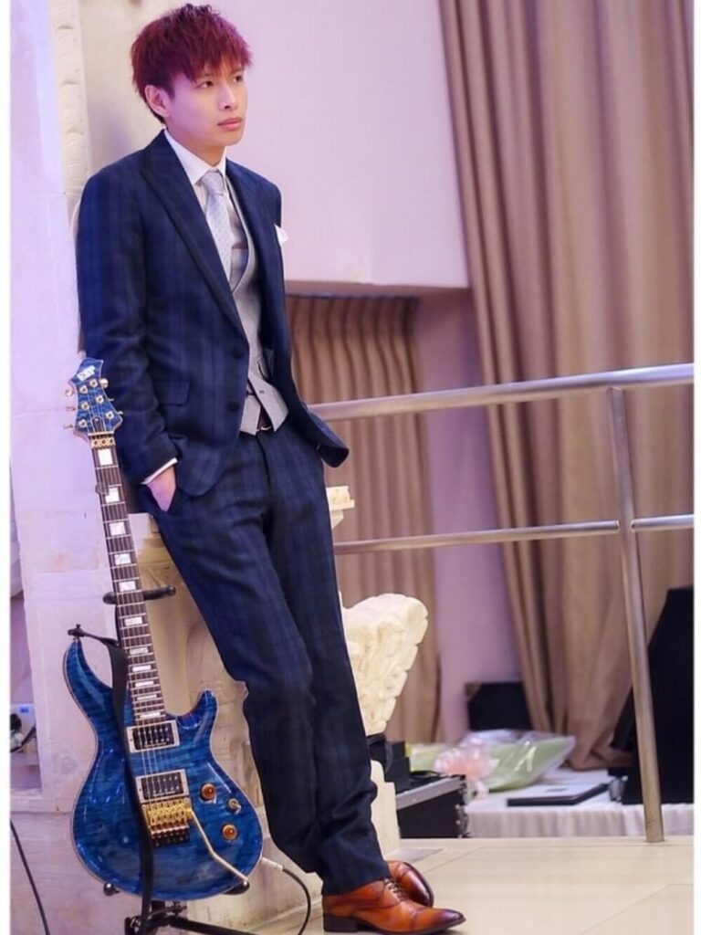 チェックスーツ×白シャツ×グレーのジレ×ドット柄ネクタイ×ブラウンの革靴