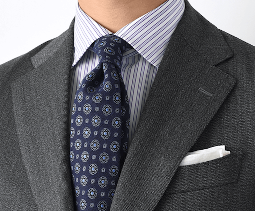 グレースーツ×ブルーのストライプシャツ×ネイビーの小紋柄ネクタイ