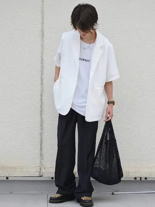 白の半袖テーラードジャケット×白のロゴT×黒のワイドスラックス×ローファー