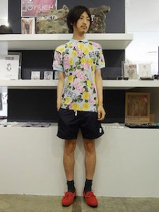 花柄のポロシャツ×黒の短パン×赤の革靴