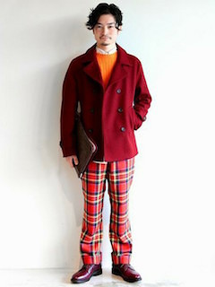 赤のPコート×オレンジ色ニット×チェックパンツ×赤茶のブーツ