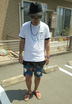 花柄のひざ上丈のショートパンツ×白のTシャツ×ハット×サンダル
