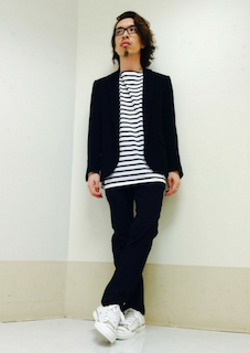 ボーダー柄のボートネックTシャツ×サマージャケット