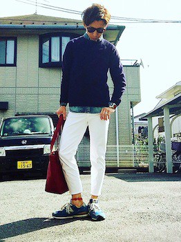 カラーニット×シャツ×クロップドパンツ×スニーカー