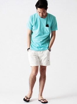 明るいブルーの無地Tシャツ×ショートパンツ×サンダル