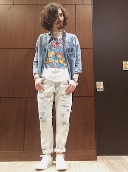 リネンシャツ×Tシャツ×デニムパンツ×スニーカー