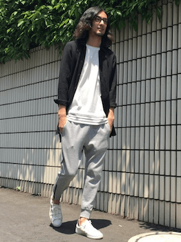 リネンシャツ×Tシャツ×ジョガーパンツ×スニーカー