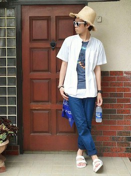 バンドカラーシャツ×Tシャツ×カジュアルパンツ×サンダル