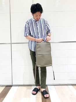 バンドカラーシャツ×カジュアルパンツ×サンダル