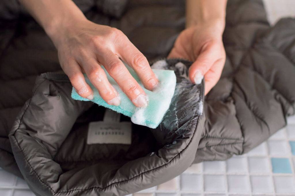 ダウンジャケットの自宅での洗濯方法：前処理をする