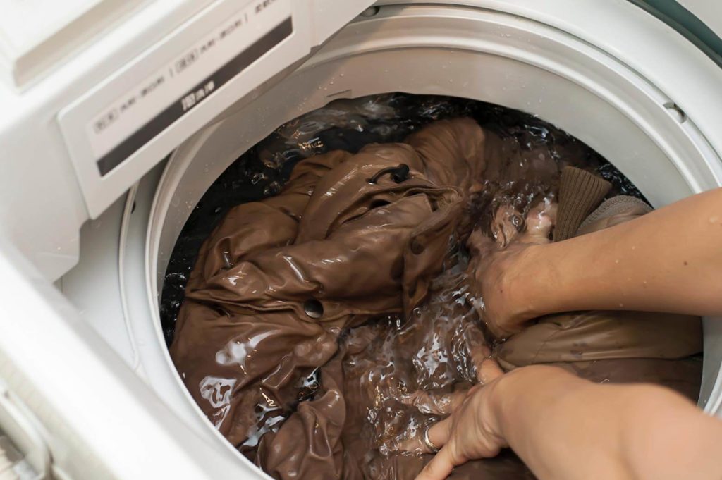 ダウンジャケットの自宅での洗濯方法：押し洗い→軽く脱水