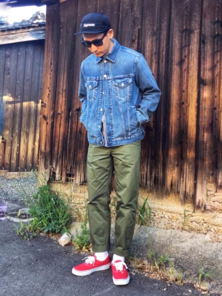 スニーカー 赤 のメンズのコーデ 人気でおしゃれな赤スニーカーを紹介