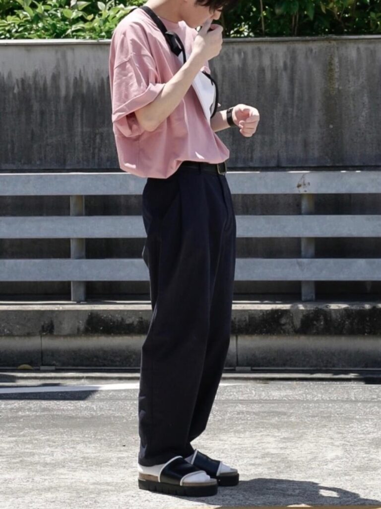 ピンクのカットソー×黒のイージーパンツ×サンダル