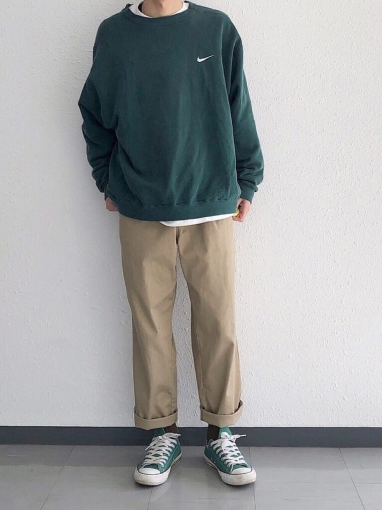 スウェット×Tシャツ×チノパン×スニーカー