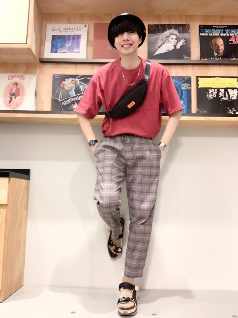 ピンクのカットソー×チェック柄テーパードパンツ×サンダル×ハット