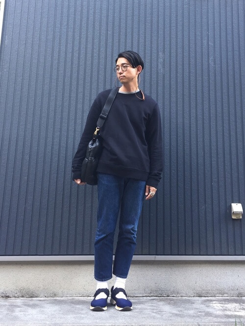 黒のカットソー×スニーカー×白ソックス×クロップドデニムのメンズコーデ