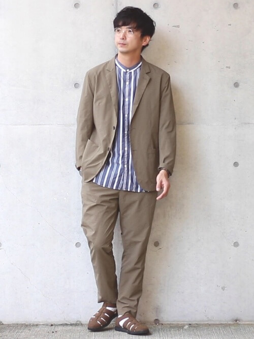 サマージャケット×ストライプシャツ×ベージュのスラックス×ベージュのグルカサンダル