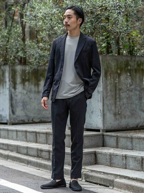 サマージャケット×グレーのTシャツ×黒のスラックス×黒のスリッポン