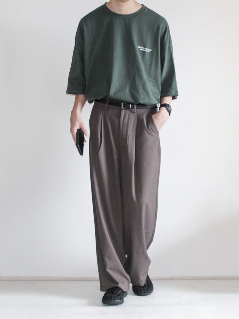 極太パンツ×Tシャツ×サンダル