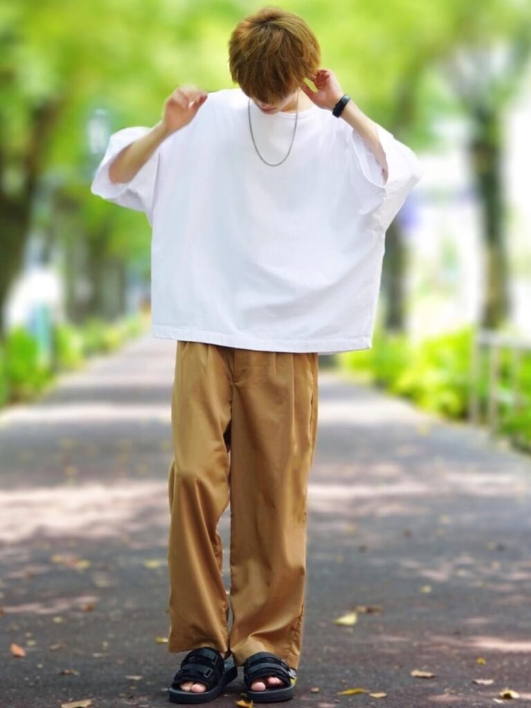 極太パンツ×Tシャツ×サンダル