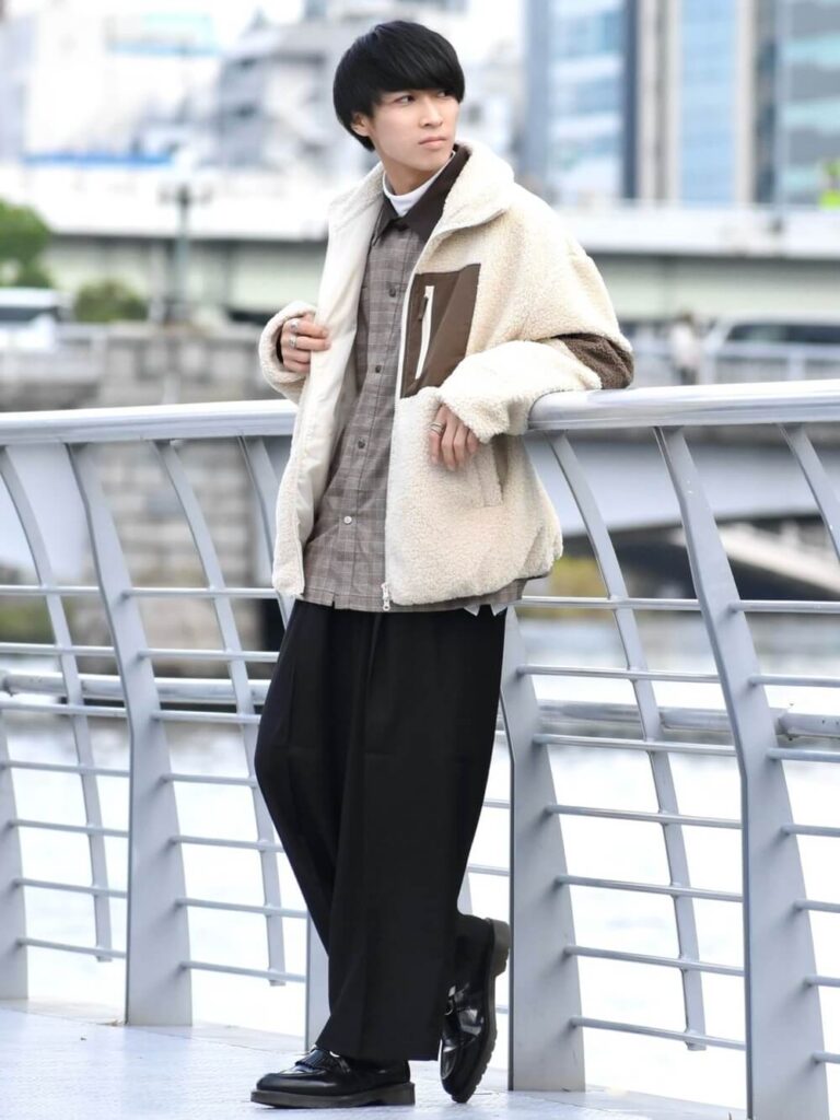 極太パンツ×ボアジャケット×チェック柄シャツジャケット×ドレスシューズ