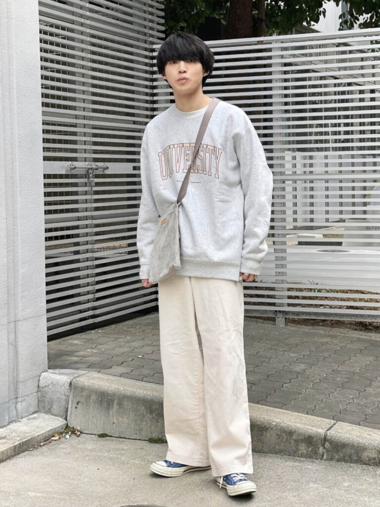 極太パンツ×スウェット×白のワイドパンツ×スニーカー