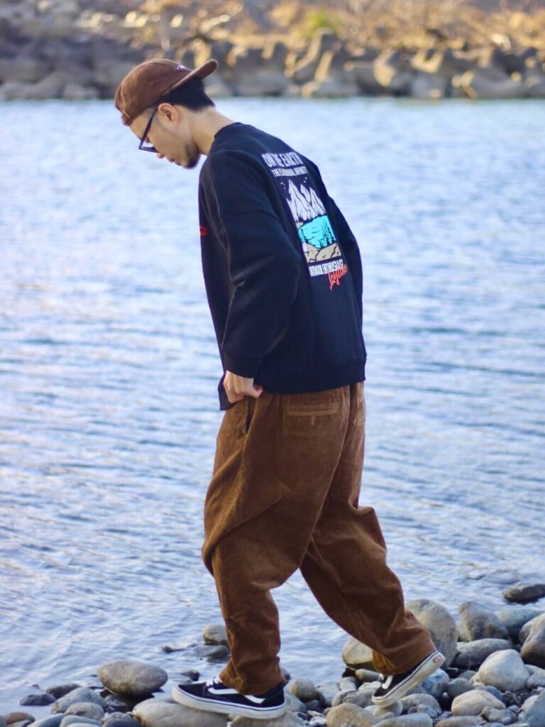 極太パンツ×スウェット×スニーカー×キャップ