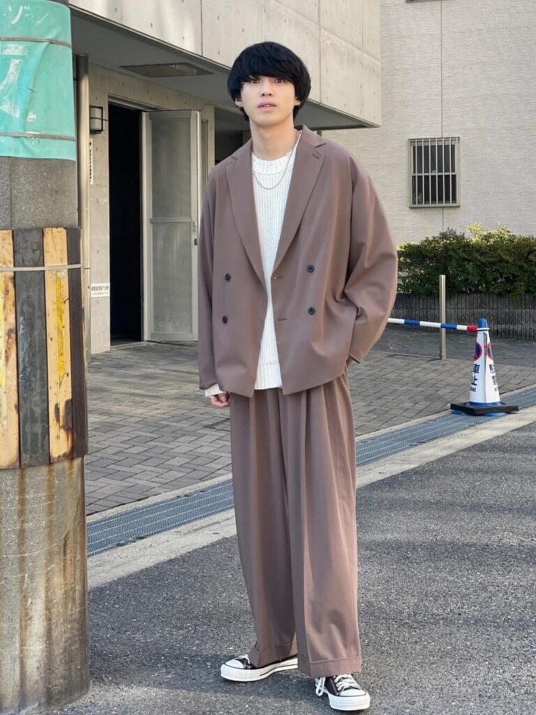 極太パンツ×セットアップ×ニット×スニーカー