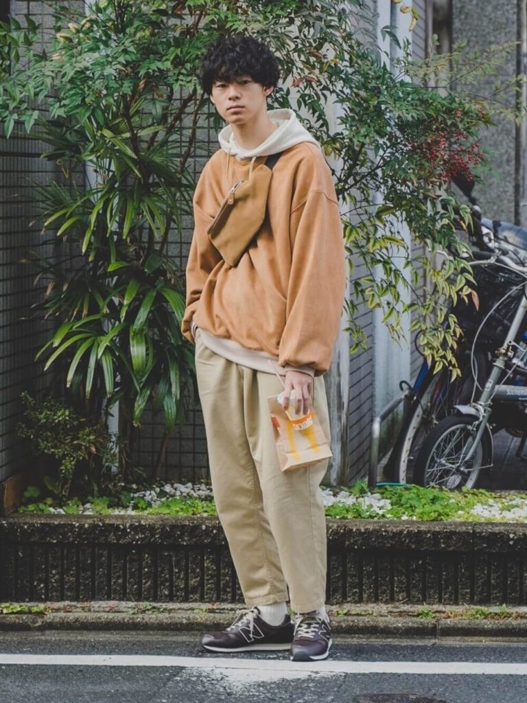 極太パンツ×スウェット×パーカー×スニーカー